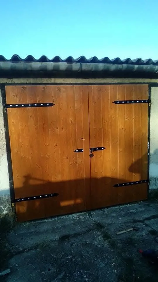 Tömörfa garázskapu kovácsoltvas pántokkal