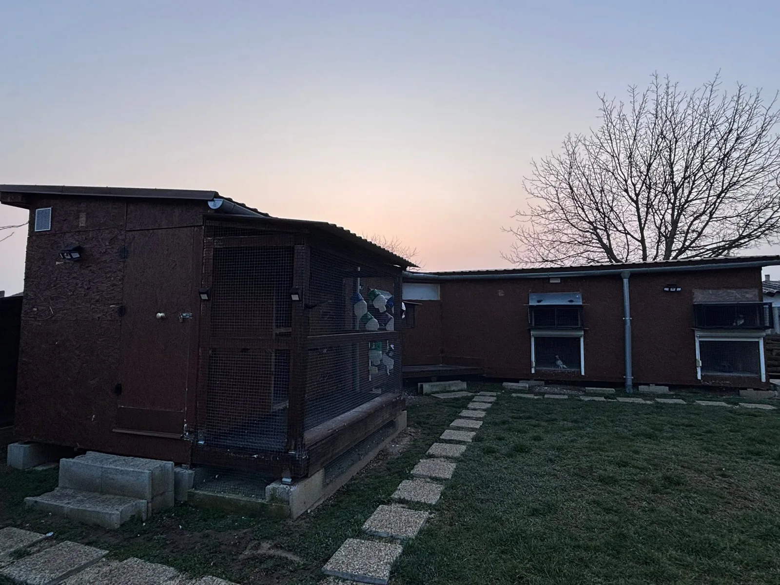 Galambház naplemente fényben