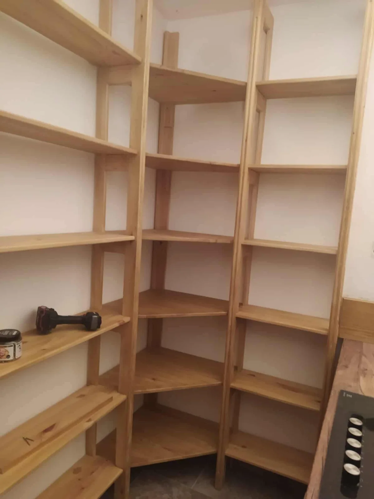 Tömör fenyő sarokpolcrendszer